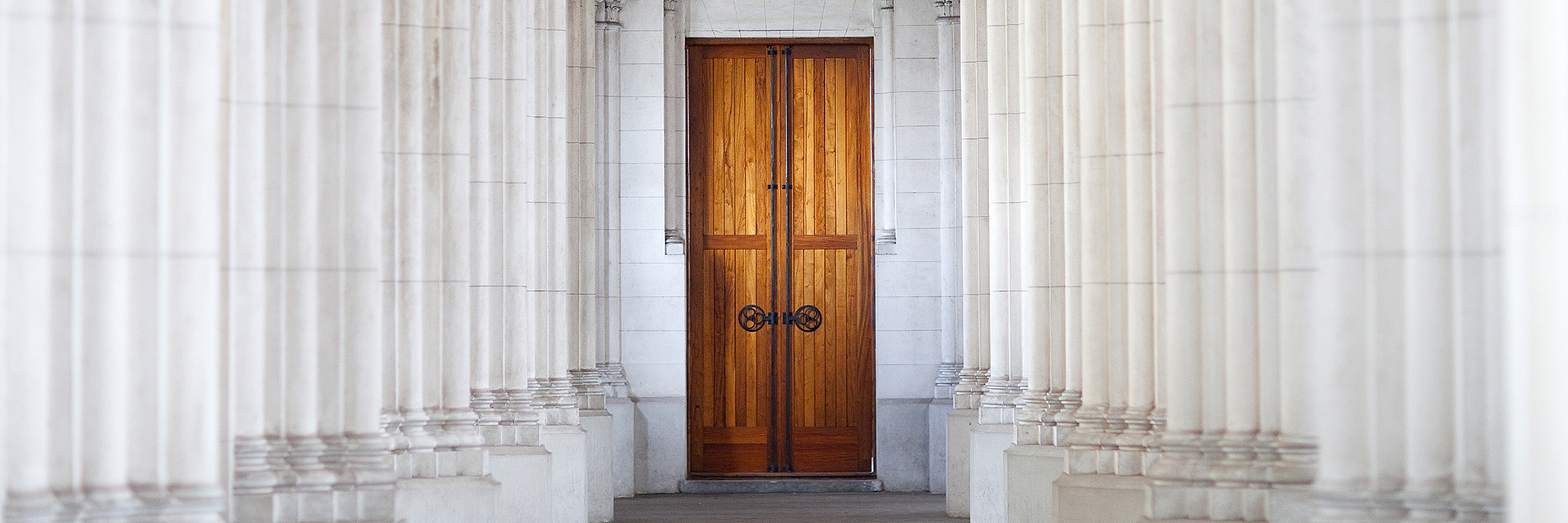 Kirchenaustritt in Österreich - Kircheneingangsbereich mit einer Kirchentür aus Holz